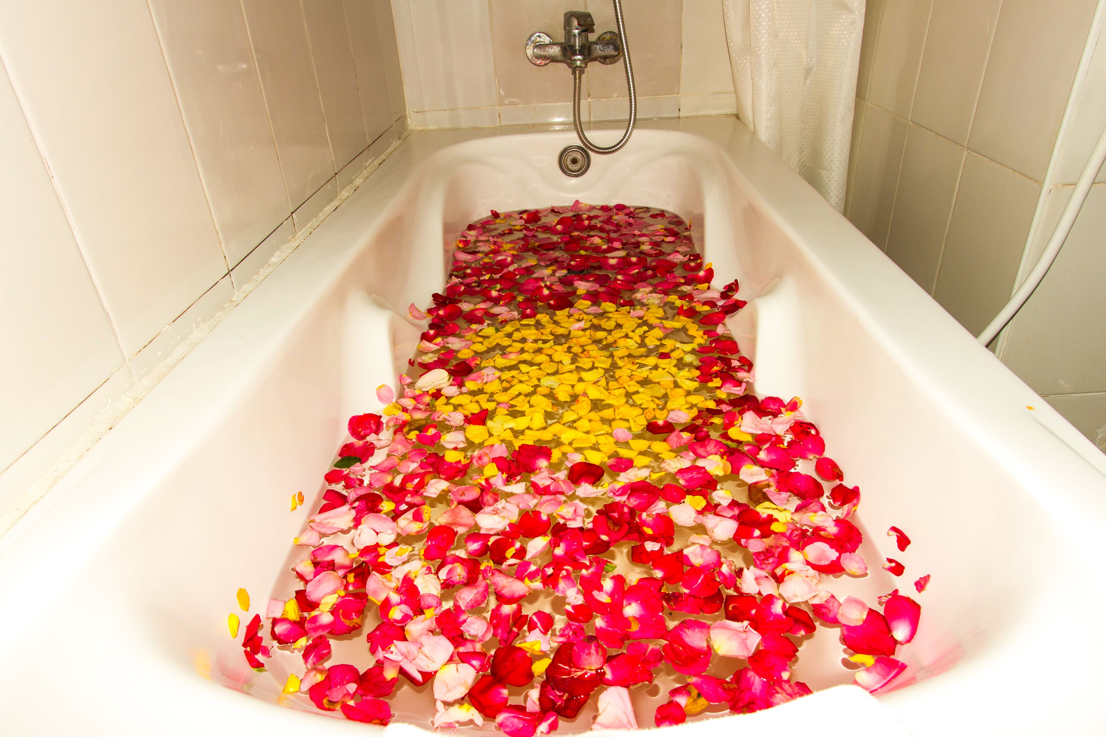 deluxe room, golf view | bathroom | deep-soaking bathtub, free toiletries, hair dryer, bathrobes