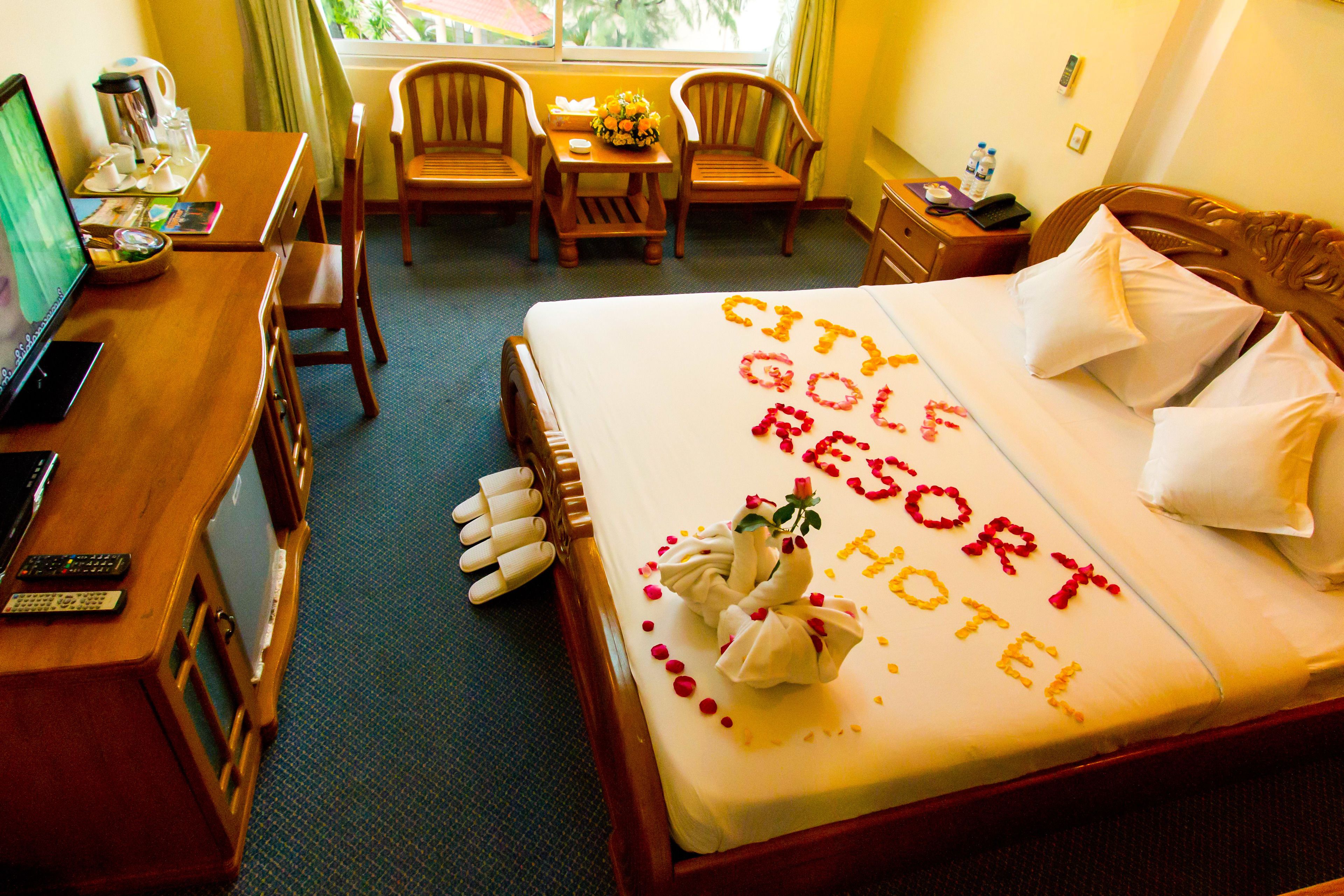 deluxe room, golf view | minibar, in-room safe, desk, blackout curtains