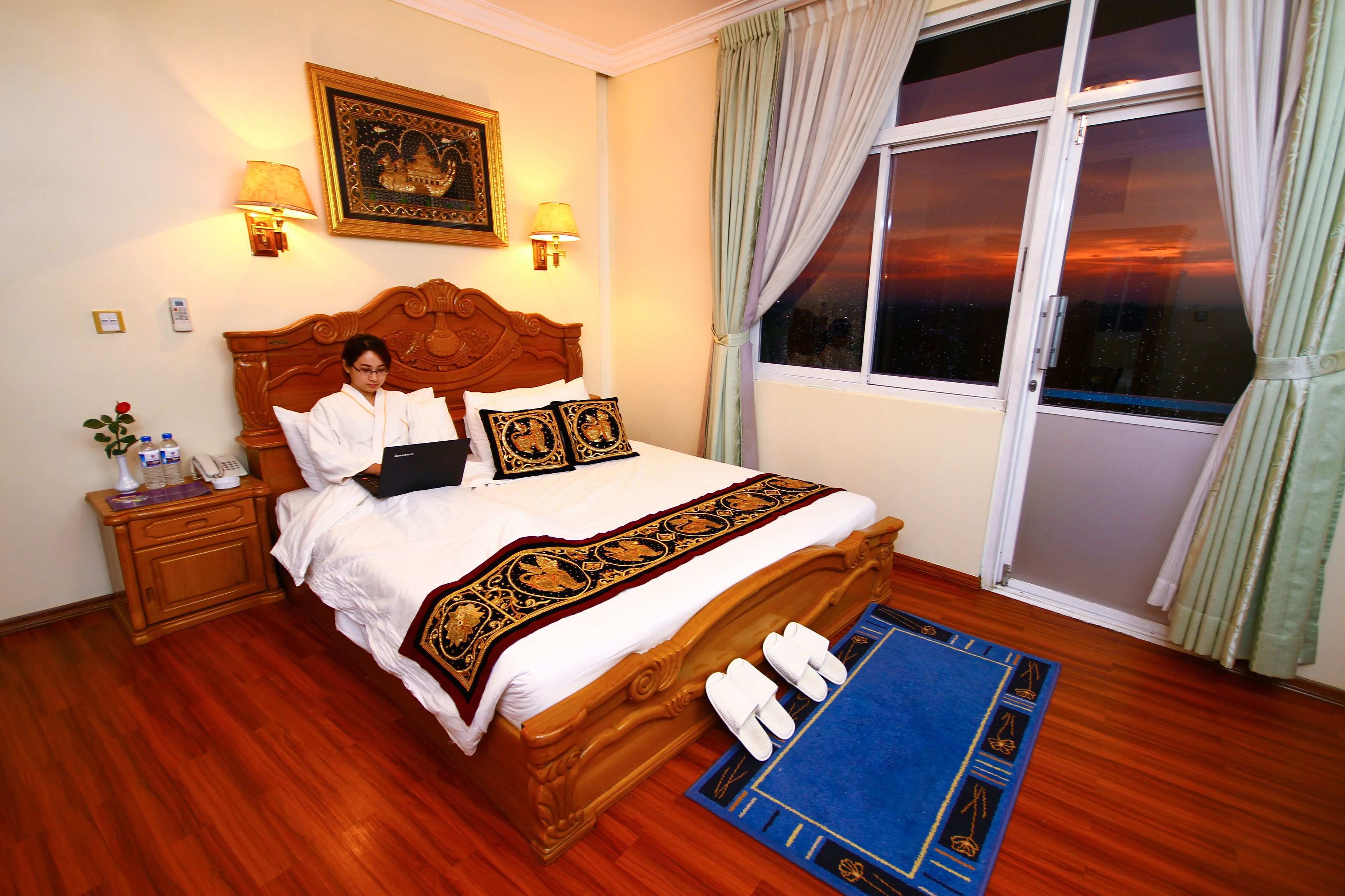 deluxe room, golf view | minibar, in-room safe, desk, blackout curtains