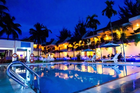 Outdoor pool, pool umbrellas, sun loungers