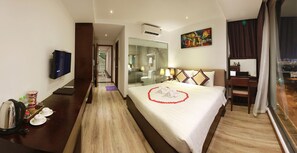 Kamar Double Deluks, pemandangan kota | Seprai premium, bantalan ekstra lembut, isi minibar gratis, dan brankas