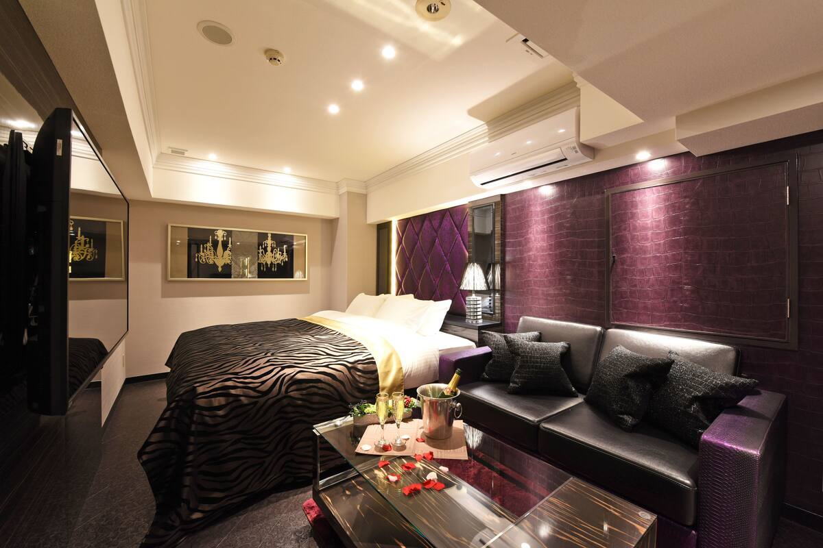 Superior Double Room, 1 Bedroom, Smoking | In-room safe, soundproofing, WiFi (free), bed sheets
