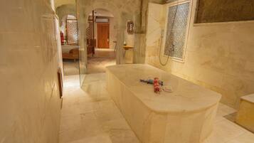 Suite Royale (Turkish Hammam cave) | Literie de qualité supérieure, coffres-forts dans les chambres