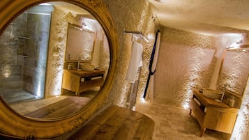 Suite de luna de miel (Cave) | Baño | Amenidades de baño gratuitas, secadora de cabello, pantuflas, toallas