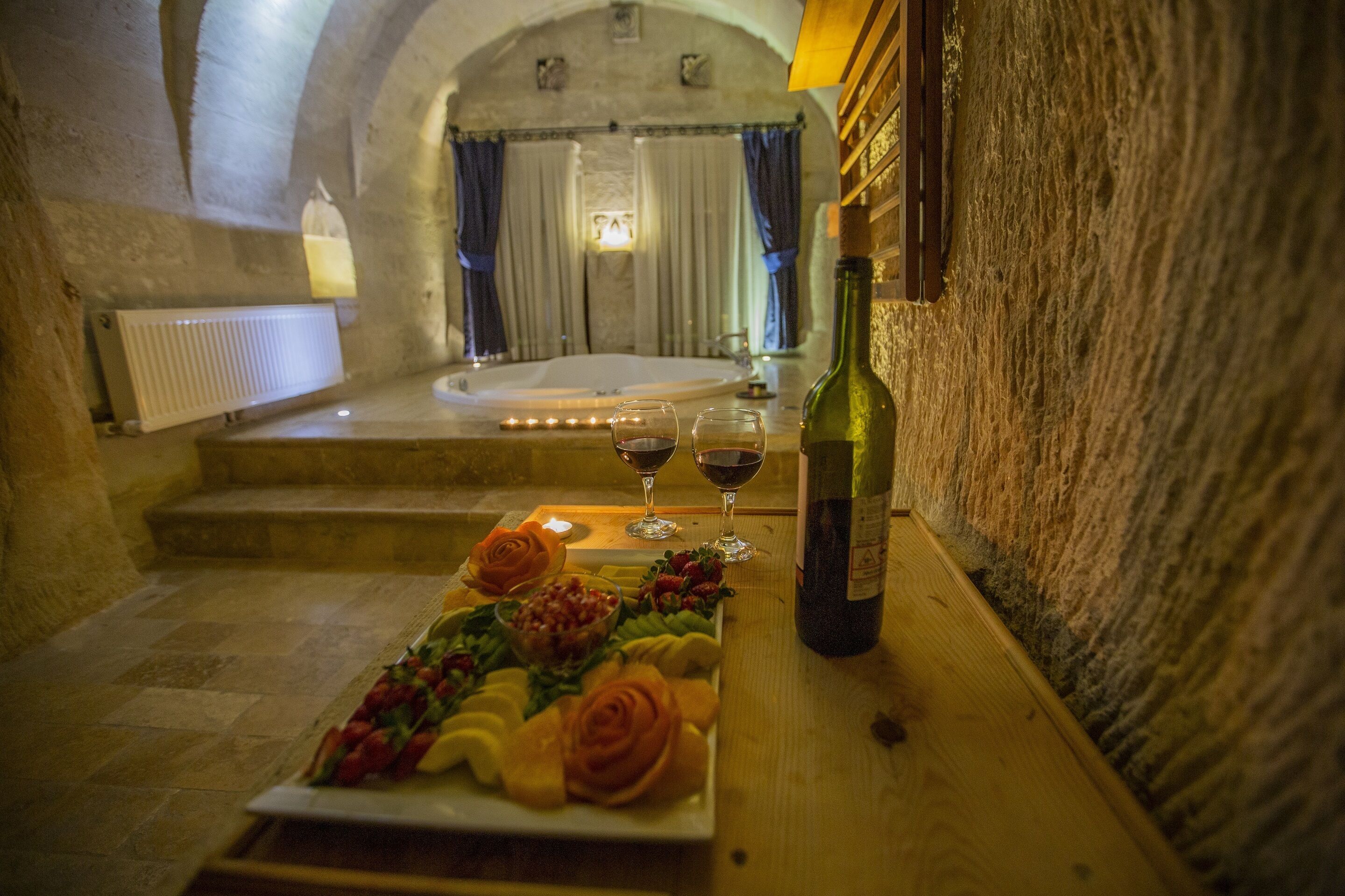 honeymoon suite (cave) | jetted bathtub