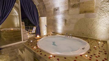 Premium Honeymoon Cave Suite | Tina de hidromasaje