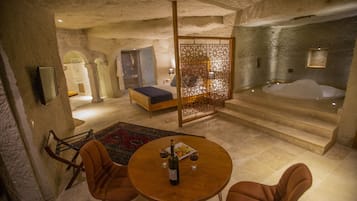 Suite Royale (Turkish Hammam cave) | Literie de qualité supérieure, coffres-forts dans les chambres