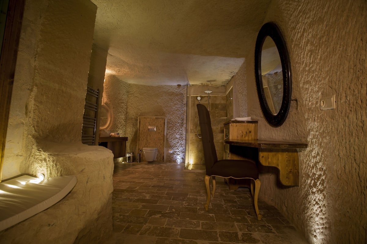 cave suite | bathroom | free toiletries, hair dryer, slippers, towels