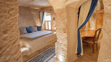 Honeymoon Deluxe Cave Suite | Peralatan tempat tidur premium, peti besi dalam bilik