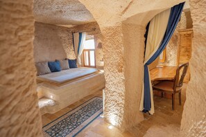 Premium bedding, in-room safe, individually decorated - Azure Cave Suites (Avanos)