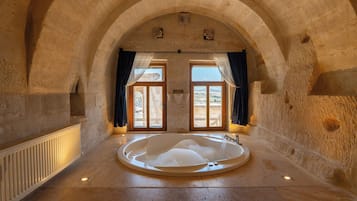 Suite Lune de Miel (Cave) | Salle de bain | Articles de toilette gratuits, sĂšche-cheveux, chaussons