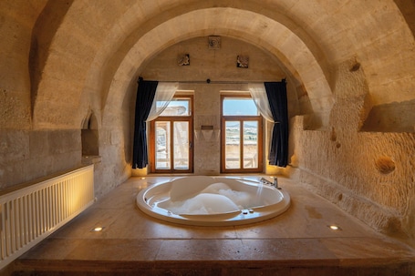 Suite de luna de miel (Cave) | Baño | Artículos de higiene personal gratuitos, secador de pelo y zapatillas. Azure Cave Suites