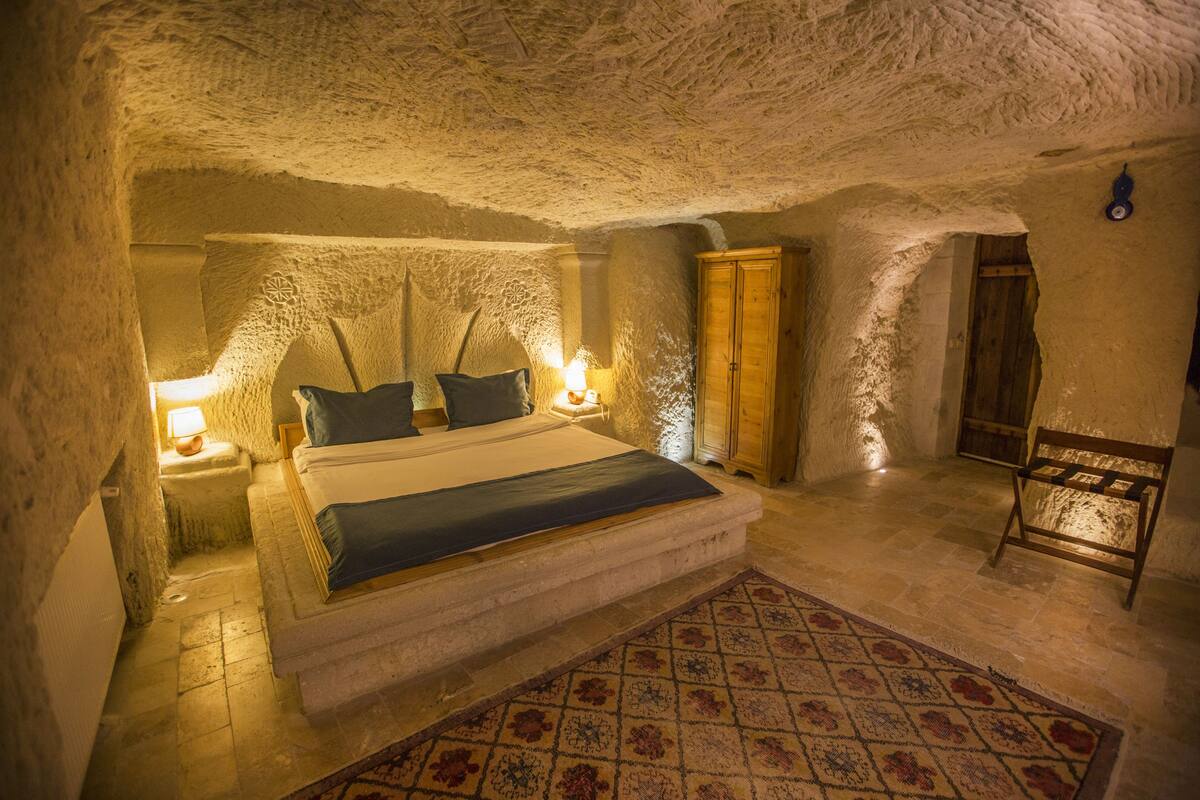 Junior Cave Suite | Premium bedding, in-room safe, soundproofing, WiFi (free)