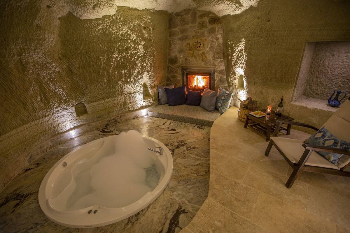 Royal Suite, Balcony (cave) | Bathroom | Free toiletries, hair dryer, slippers, towels