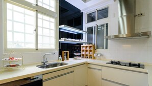 Una cocina moderna con un ventanal grande, electrodomésticos de acero inoxidable y un horno empotrado.