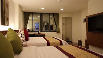 Chambre Quadruple | Literie de qualité supérieure, bureau, rideaux occultants