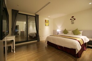 Quarto triplo | Roupas de cama premium, escrivaninha, cortinas blackout