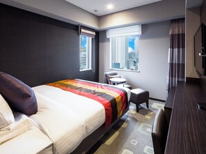 Safe på rommet, skrivebord og skrivebord for bærbar PC