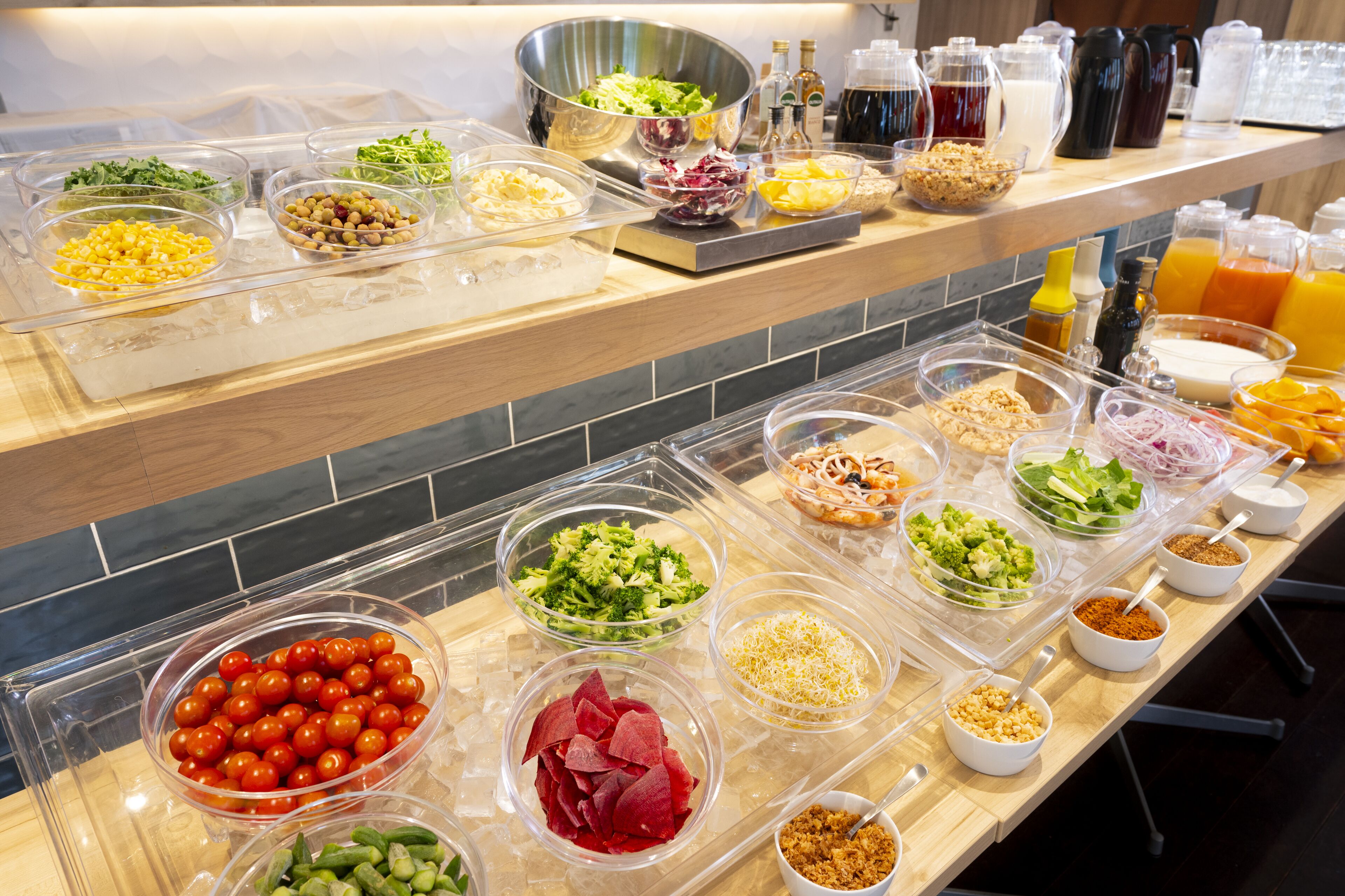 daily buffet breakfast (jpy 1900 per person)