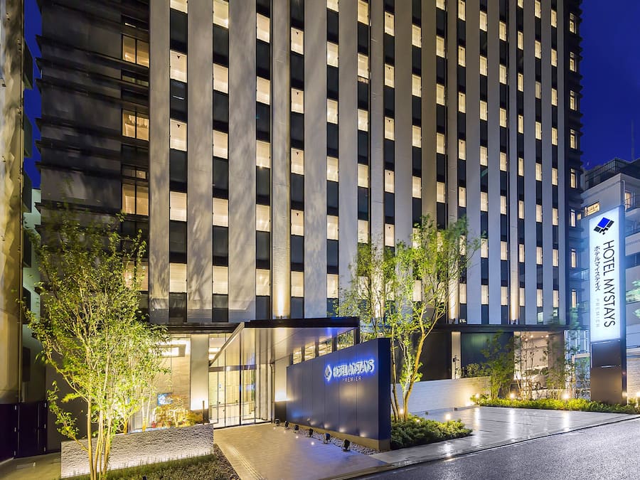 Fachada da propriedade à noite