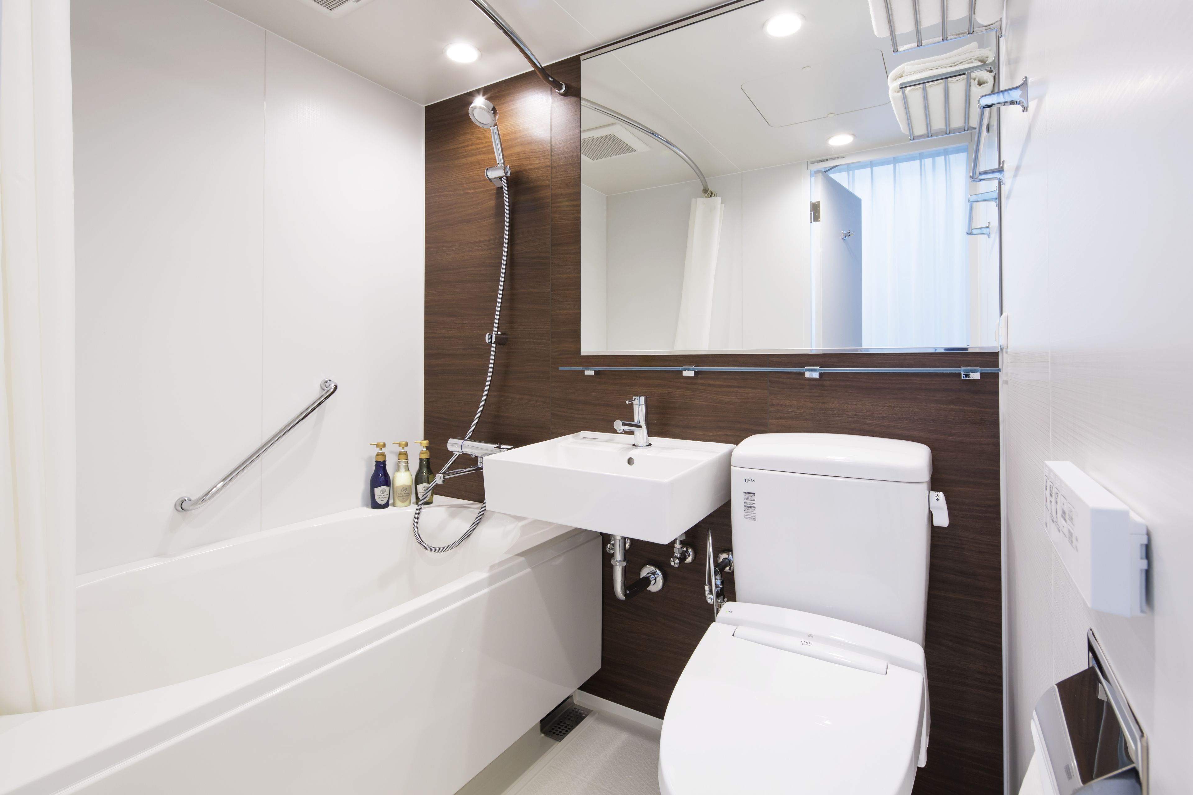 combined shower/bathtub, deep-soaking bathtub, free toiletries