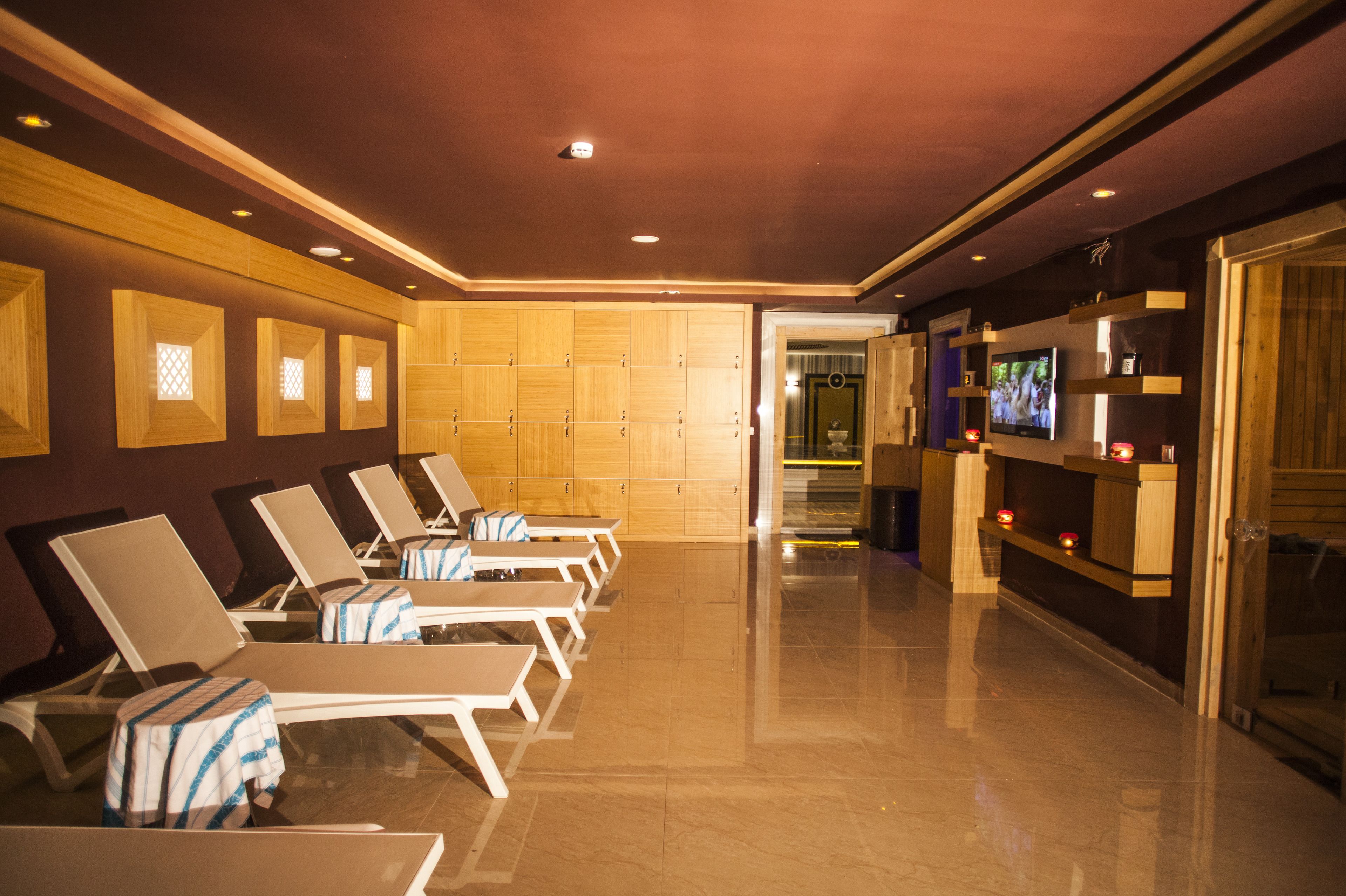 sauna, steam room, turkish bath/hammam, massage/treatment rooms