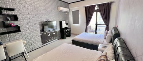 Ins Quadruple Room with Balcony | Individually decorated, individually furnished, desk, blackout curtains