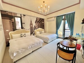 Ins Quadruple Room with Balcony | Individually decorated, individually furnished, desk, blackout drapes - INg Hostel (Hualien City)
