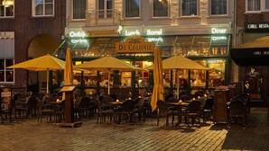 Un bâtiment portant une enseigne avec les mots « DE KLOK » et « STADSHOTEL », ce qui indique qu’il s’agit d’un hôtel.