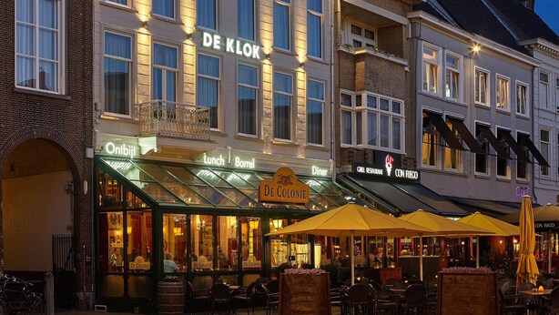 Un bâtiment historique portant une enseigne indiquant « DE KLOK » et « StadsHotel », ce qui indique qu’il s’agit d’un hôtel.