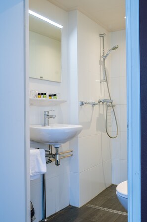 Camera tripla | Bagno | Set di cortesia gratuito, asciugamani