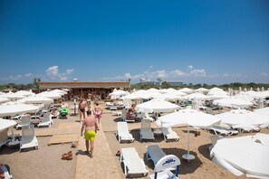 Plage privée, chaises longues, parasols, ski nautique