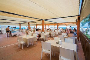 Plage privée, chaises longues, parasols, ski nautique