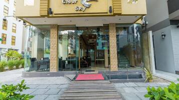 Mặt tiền nơi lưu trú - ban đêm