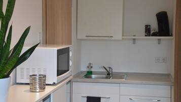 Estúdio, terraço | Cozinha americana privada | Geladeira, micro-ondas, cooktop, torradeira