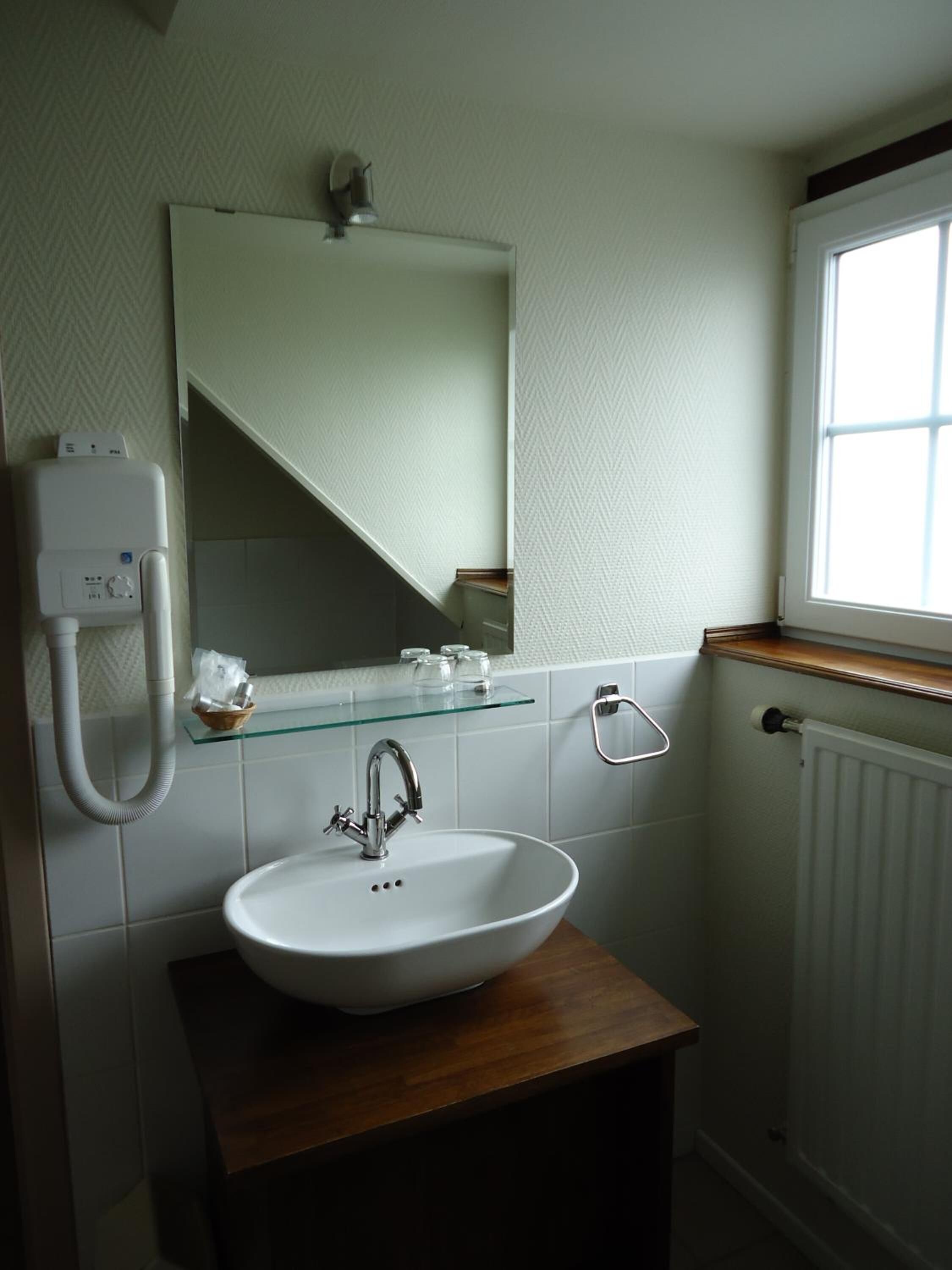 free toiletries, towels