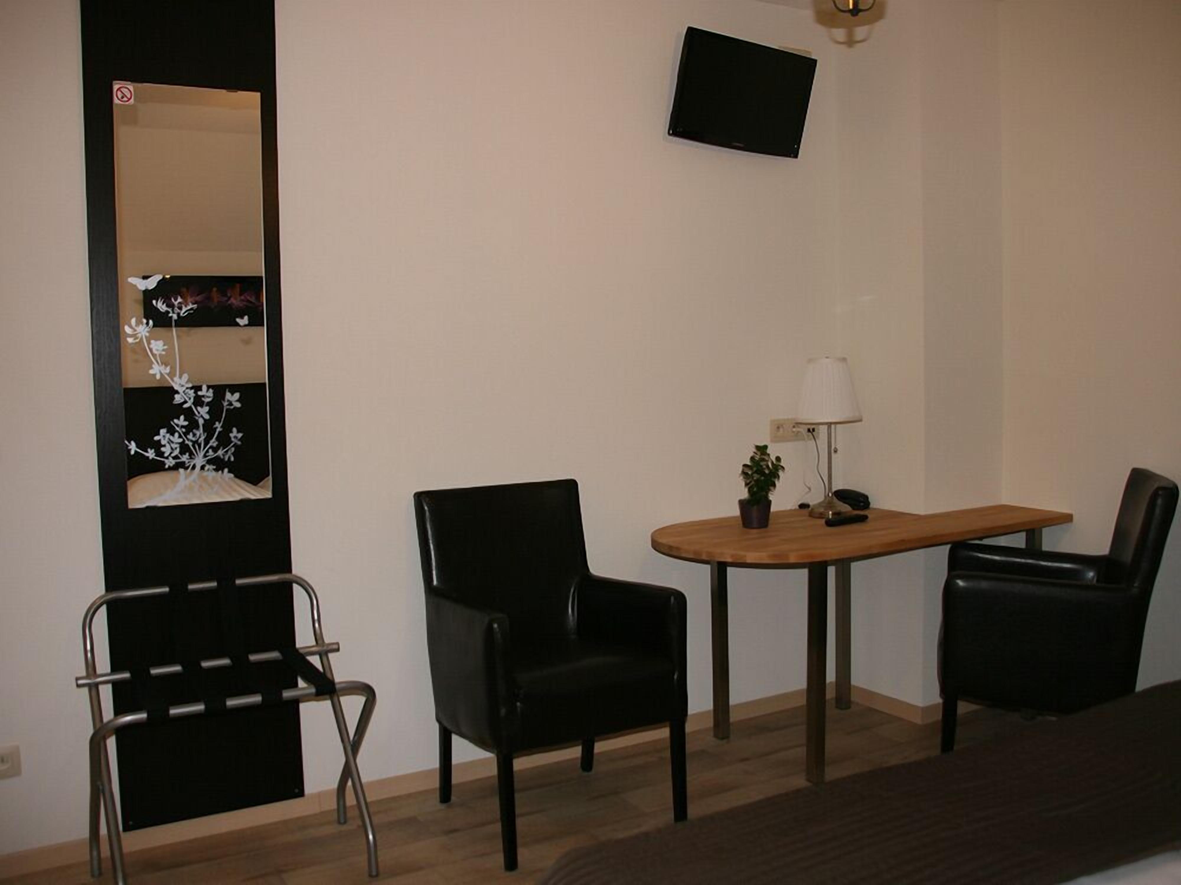 comfort twin room | desk, free wifi, bed sheets