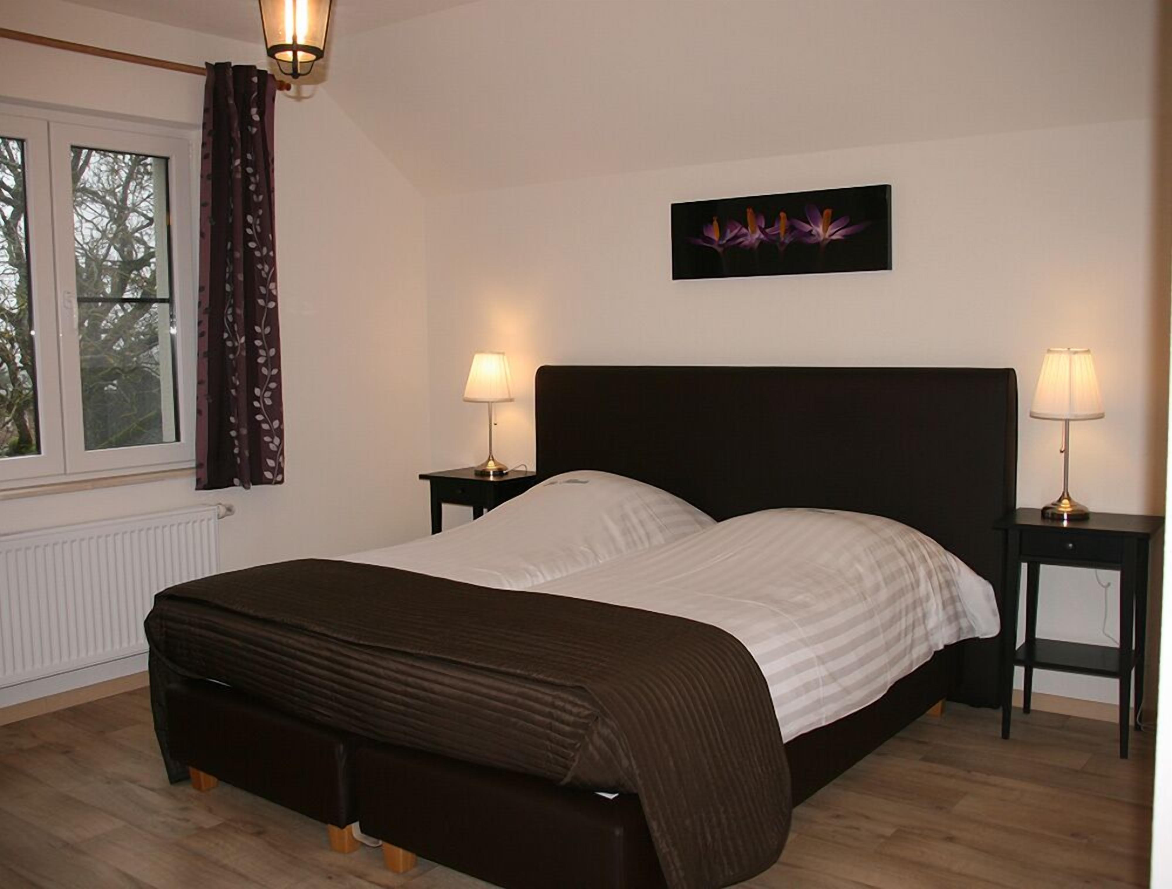 comfort twin room | desk, free wifi, bed sheets