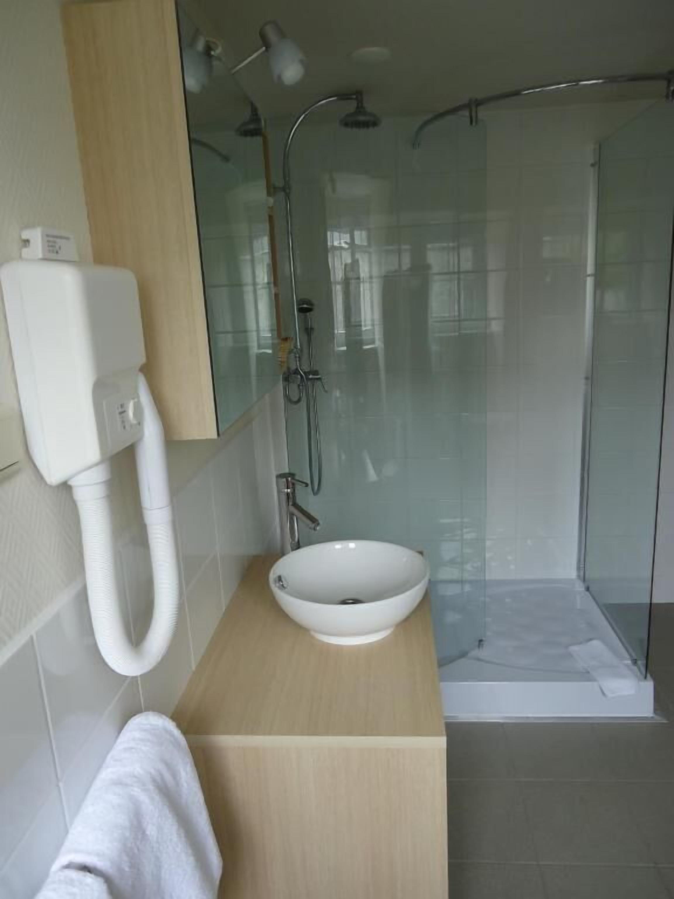 free toiletries, towels