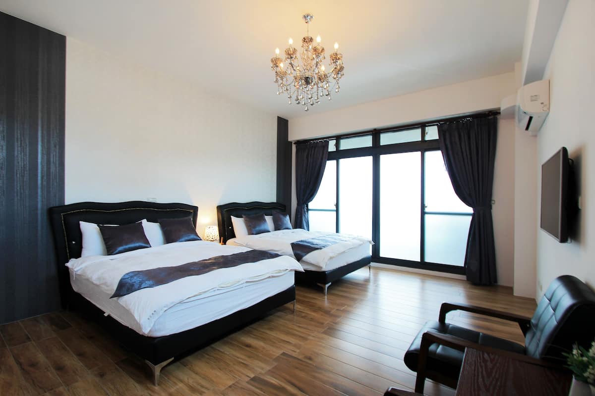 Vierbettzimmer | Schreibtisch, Verdunkelungsvorhänge, schallisolierte Zimmer