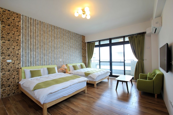 Quadruple Room | Desk, blackout drapes, soundproofing, rollaway beds