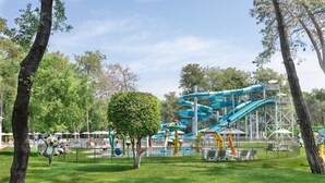 Un parque con tobogán y equipo de juegos.