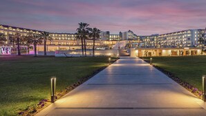 A hotel with a central pathway leading to a building with multiple floors and balconies. - Arcanus Hotels Sorgun - All Inclusive (Manavgat)