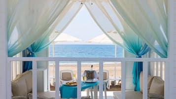 Plage privée, sable noir, chaises longues, parasols