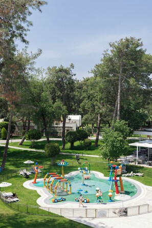 Una piscina cubierta, una piscina al aire libre, sombrillas, tumbonas