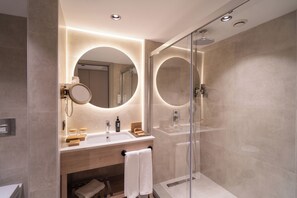 Deluxe Family Room with Sea View | Bathroom | Shower, free toiletries, hair dryer, slippers