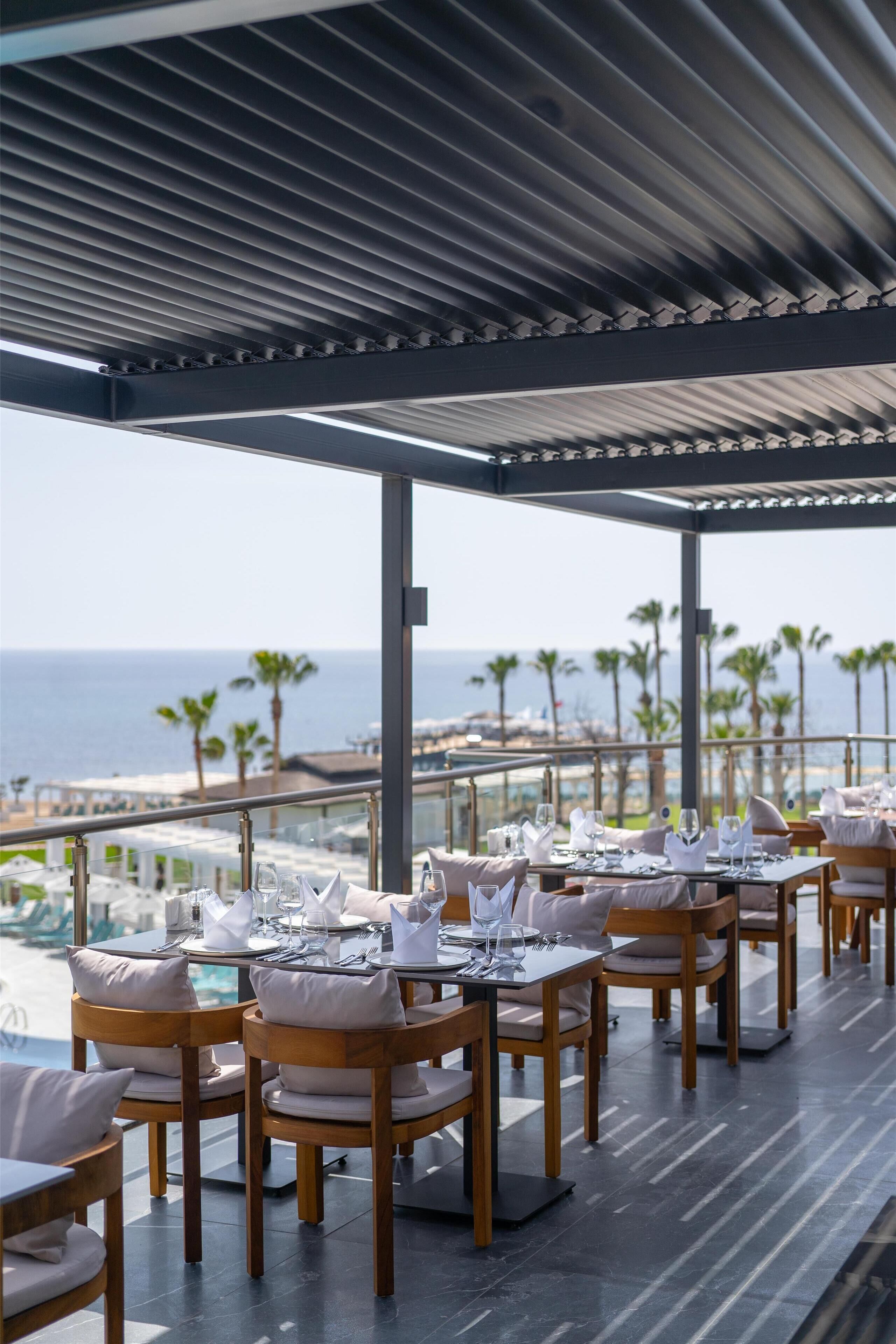 7 restaurantes, se sirven desayunos, comidas, cenas y mariscos