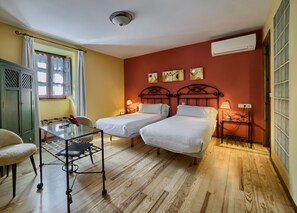 Comfort Twin Room | Down comforters, desk, blackout drapes, free WiFi - Hostal Almadiero (Burgui)