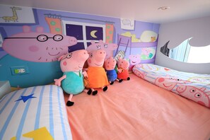 Quarto família | Escrivaninha, cortinas blackout, quartos à prova de som