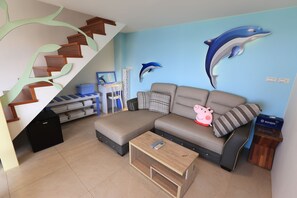 Family Room | Desk, blackout drapes, soundproofing, free WiFi - Fun Relax B&B (Wujie)